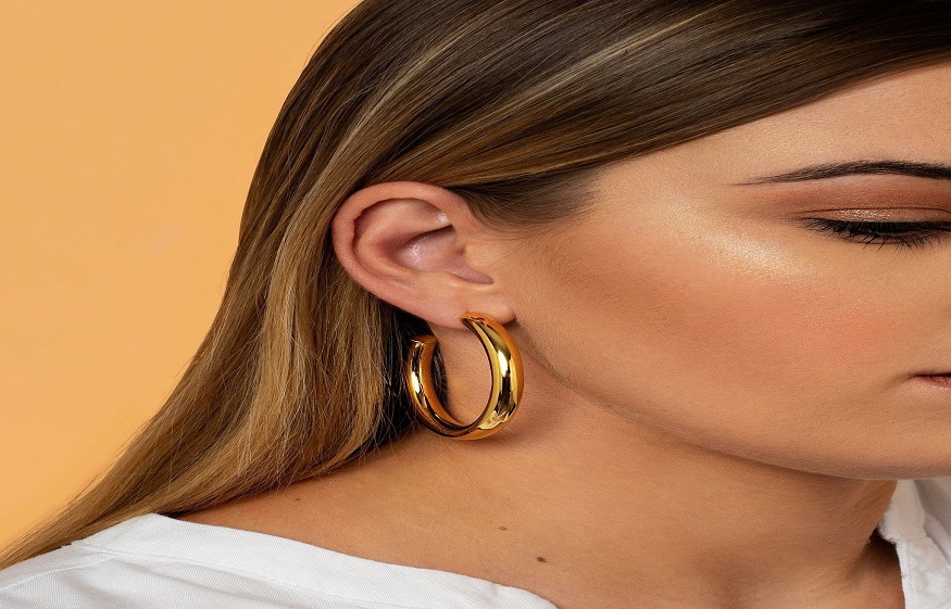 These Chunky Gold Hoops Will Make This Summer’s Outfit Look On Point